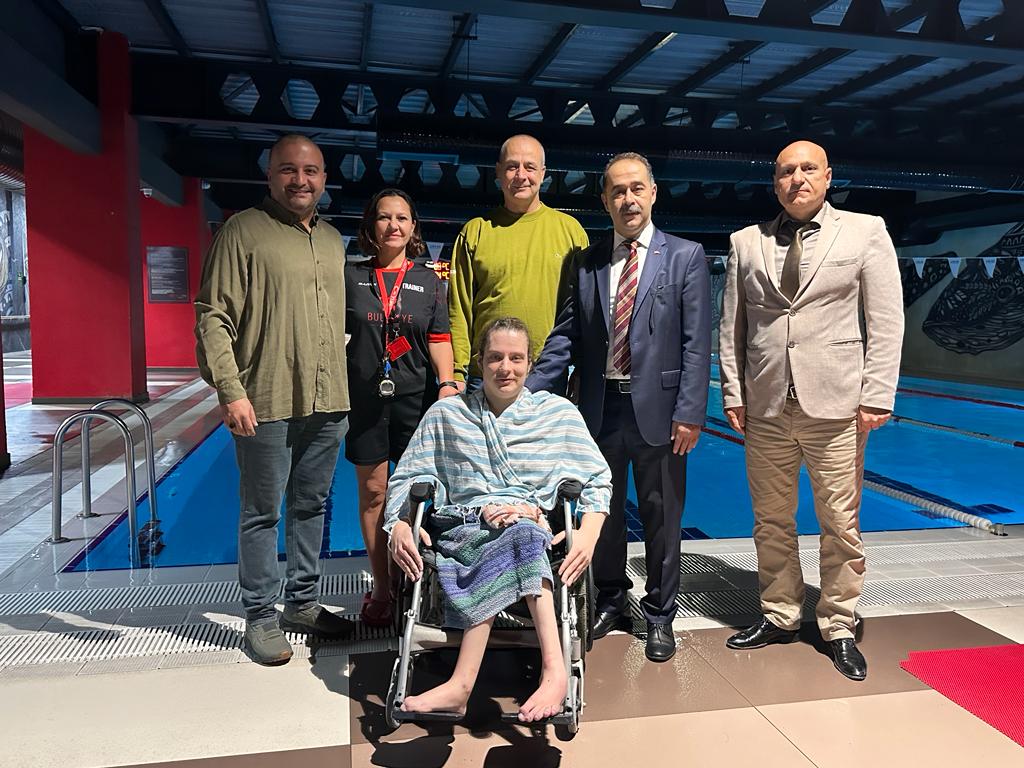 2022 Para Yüzme Türkiye Şampiyonasında SB3 kategorisinde, 50 m Kurbağalamada Türkiye Şampiyonu olan Sinan Balacan'ı Ziyaret Etti.