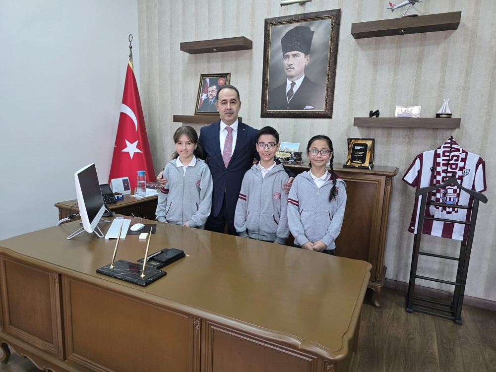  Kaymakamımız Engin Aksakal, 23 Nisan Ulusal Egemenlik ve Çocuk Bayramı Dolayısıyla Makam Koltuğunu Öğrencilere Emanet Etti